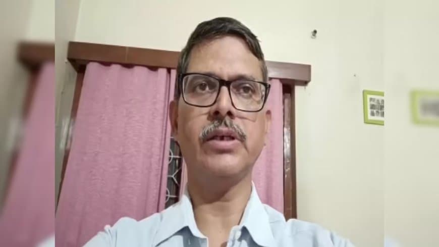 पूर्व आईपीएस अमिताभ ठाकुर को लखनऊ एसटीएफ ने गिरफ्तार कर लिया।