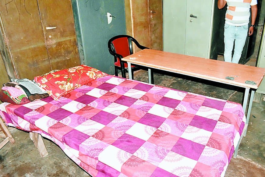 सतना कॉलेज के ‘अस्थायी सिक रूम’ का राज़ बेनकाब: नैक को दिखाने के लिए रिकॉर्ड रूम पर लिखा गया बोर्ड, डेढ़ लाख रुपए खर्च और तीन-तीन चाबियों ने बढ़ाया संदेह