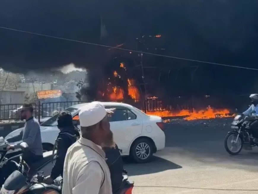 भोपाल लालघाटी फ्लाईओवर के नीचे भीषण आग: तीन दमकलों ने पाया काबू