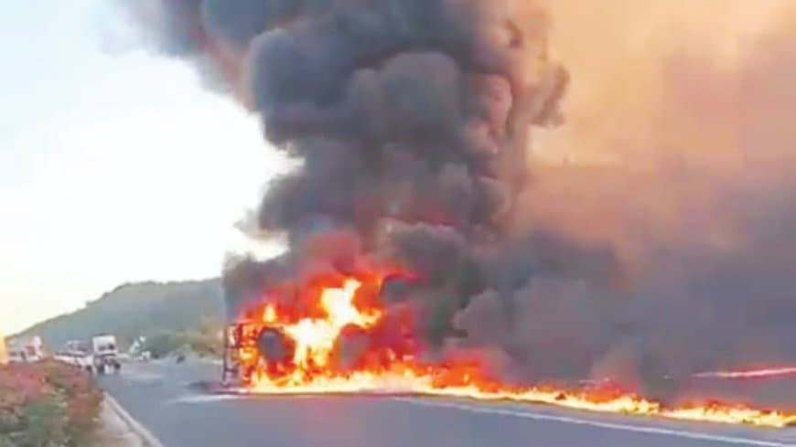 महाराष्ट्र में हादसा... बीड़ में हाईवे पर डीजल टैंकर में विस्फोट, लगी आग