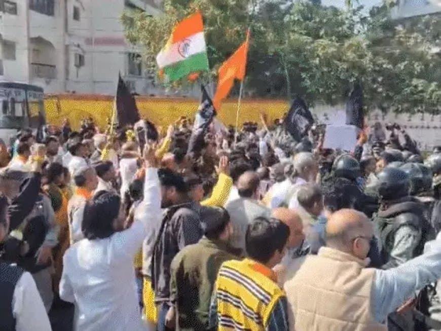 IAS संतोष वर्मा के खिलाफ भोपाल में ब्राह्मण समाज का प्रदर्शन: पुलिस ने चलाई वॉटर कैनन