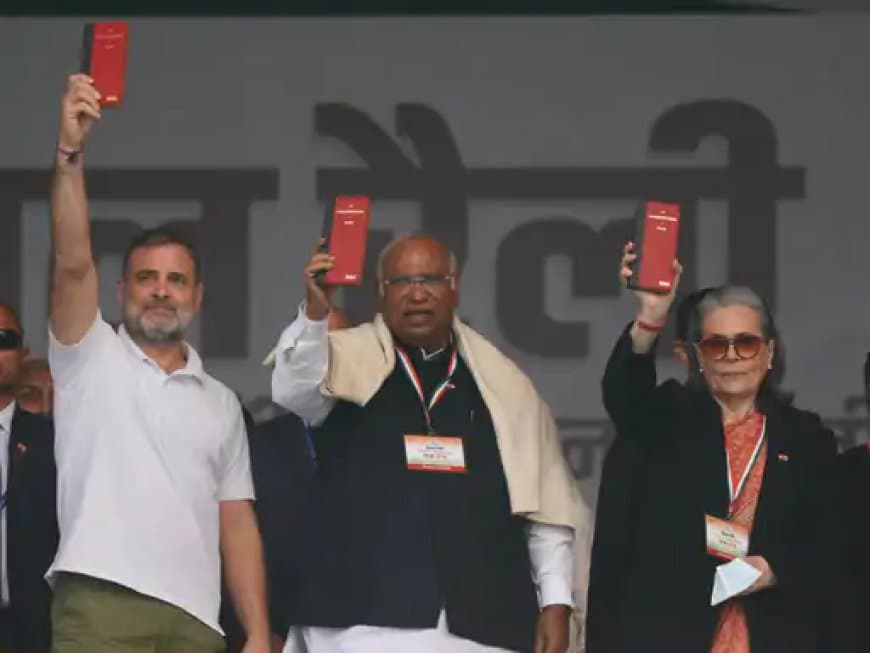 राहुल ने दिखाया संविधान: 'वोट छोड़ गद्दी छोड़' रैली में BJP पर 'वोट चोरी' और चुनाव आयोग पर दबाव के आरोप