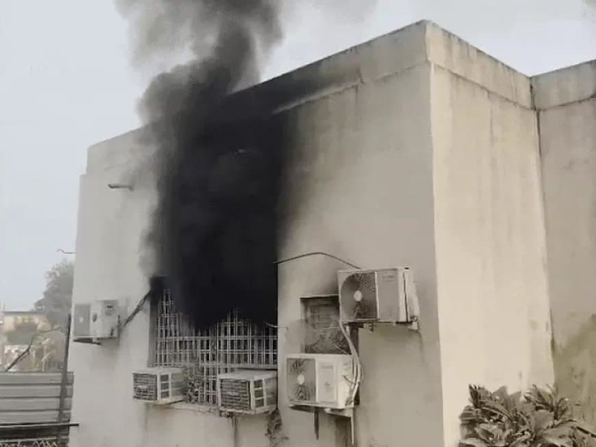 मध्यप्रदेश...रीवा संजय गांधी अस्पताल में लगी आग, जिंदा जला बच्चा