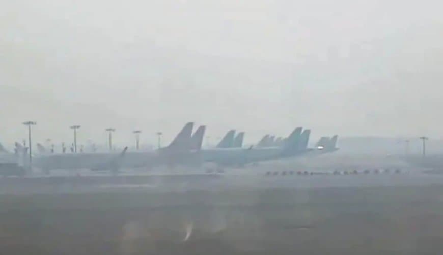 सर्दी की पहली बड़ी कोहरे की चादर ने आज यानी सोमवार सुबह दिल्ली-एनसीआर को पूरी तरह ढक लिया