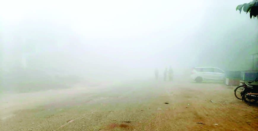 घने कोहरे और बढ़ती गलन ने बदला सतना का मौसम, तापमान में तेज गिरावट से जनजीवन प्रभावित, ट्रेनों की रफ्तार थमी और किसानों को मिली उम्मीद