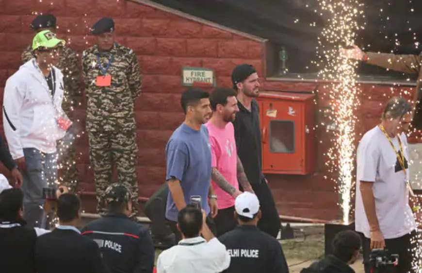 फुटबॉल दिग्गज लियोनल मेसी का सोमवार को दिल्ली के अरुण जेटली स्टेडियम  पहुंचे.