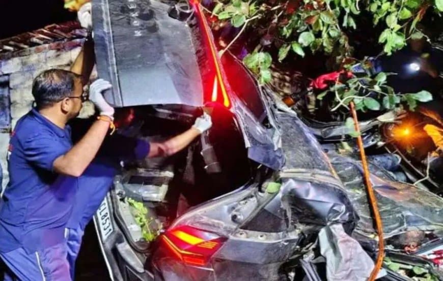 गुजरात में रफ्तार बनी काल... पेड़ से टकराई कार, पलटी... तीन लोगों की मौत गुजरात में रफ्तार बनी काल... पेड़ से टकराई कार, पलटी... तीन लोगों की मौत