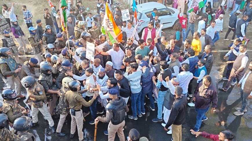 नेशनल हेराल्ड केस: कोर्ट के फैसले के बाद भोपाल में कांग्रेस का उग्र प्रदर्शन, पुलिस ने चलाया वॉटर कैनन
