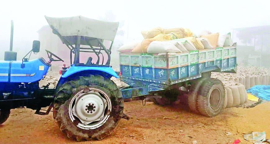 रीवा में समर्थन मूल्य पर धान खरीदी बेपटरी, तीन दिन से रतजगा कर रहे किसान, बिगड़े तौल कांटे, बारदाने की कमी और अमानक खरीदी से बढ़ा आक्रोश