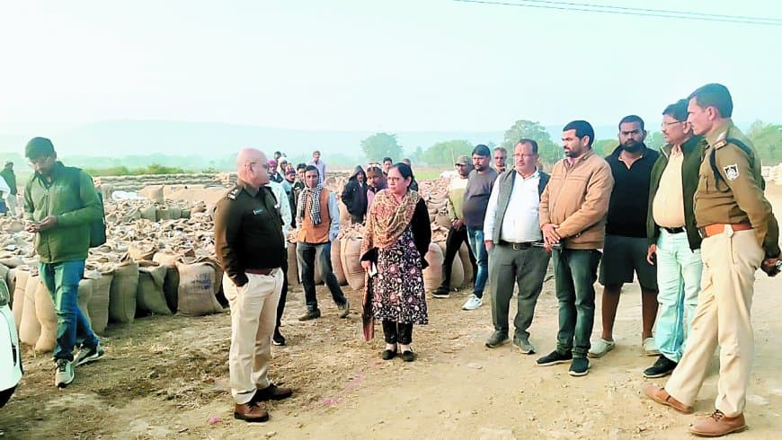 बिना खरीदी केंद्र स्थापित हुए बटखरा और बारदाना लेकर बैठा महिला स्व सहायता समूह