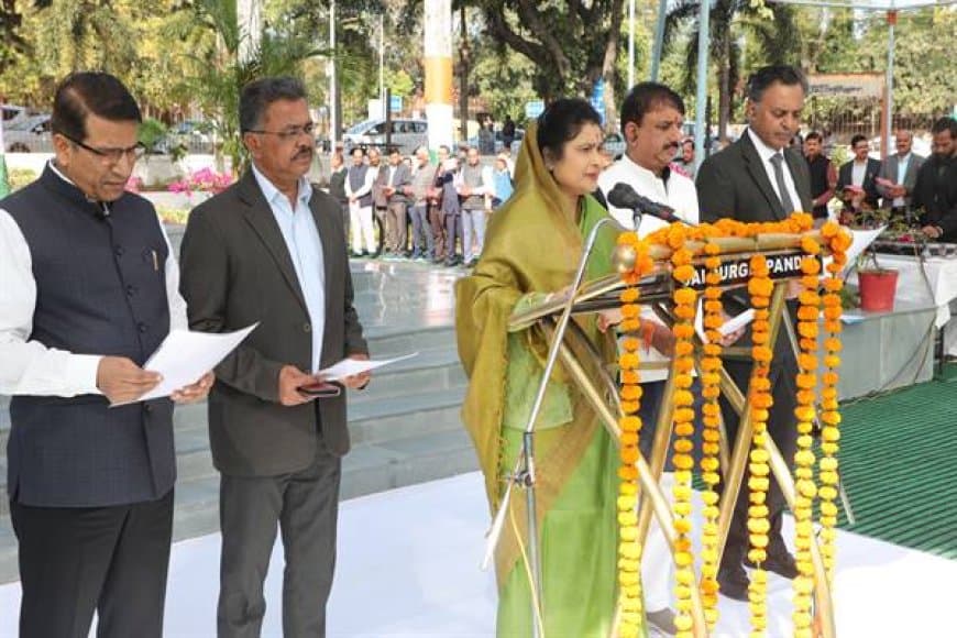 राज्य मंत्री कृष्णा गौर ने सरदार वल्लभ भाई पटेल पार्क में सुबह 11 बजे सुशासन दिवस की शपथ दिलाई।