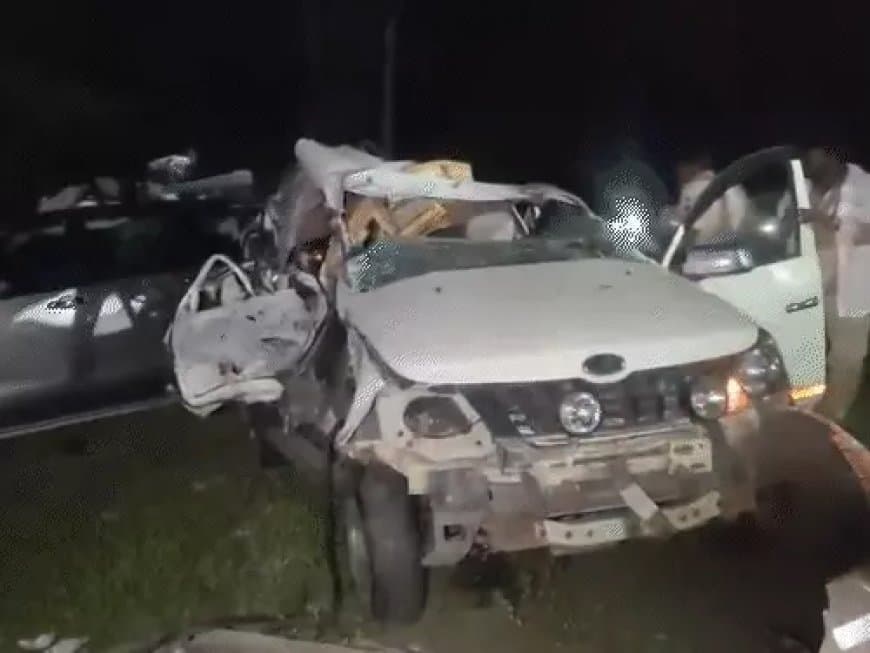 तमिलनाडु...  बस का फटा टायर... दो कारों का रौंदा... नौ लोगों की मौत