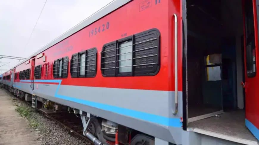   चलती ट्रेन के एसी कोच में पूर्व मंत्री का पर्स चोरी... तीन राज्यों में हड़कंप 