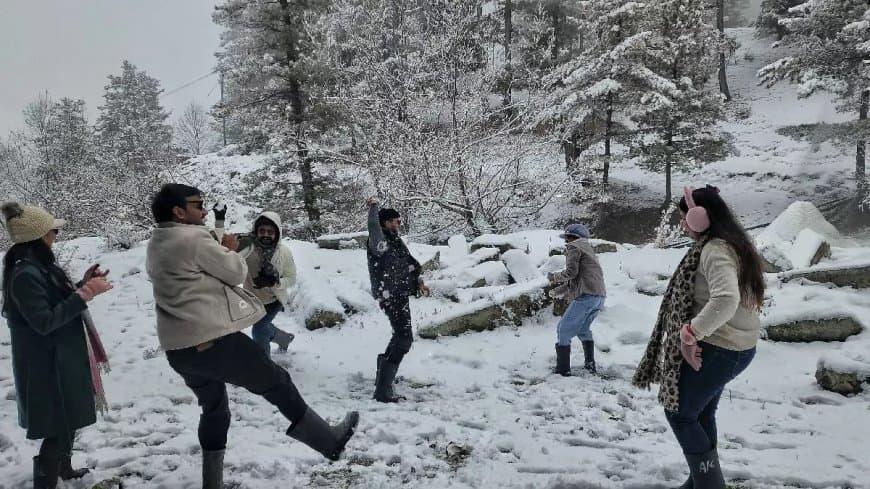 जम्मू-कश्मीर में रात का तापमान बढ़ा और पारा शून्य से ऊपर दर्ज किया गया।