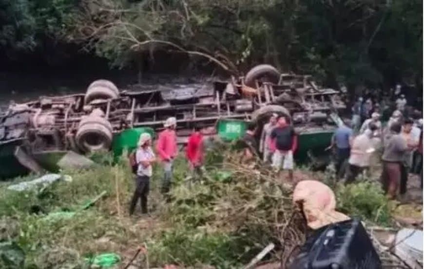 पूर्वी मेक्सिको में एक तेज रफ्तार बस पलट गई।