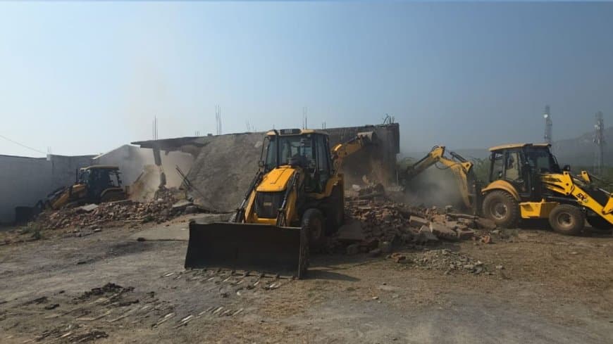 हत्या करने वाले मुख्य आरोपी अकरम खान के मकान पर प्रशासन का बुलडोजर चला।