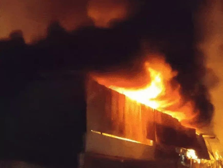 भोपाल... आधी रात फिर टिंबर-शोरूम और गोदाम में लगी भीषण आग 