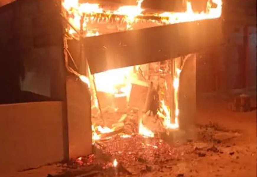 घटना की सूचना मिलते ही पुलिस मौके पर पहुंची और दोनों मामलों में केस दर्ज कर लिया गया है।