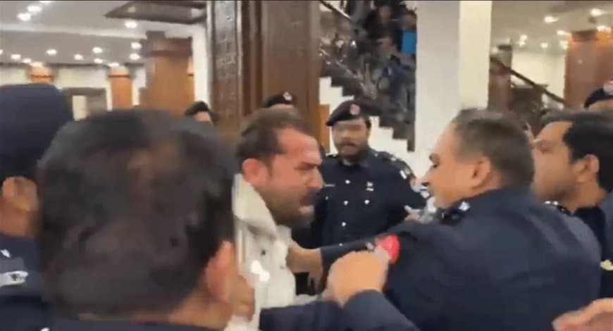 पाकिस्तान... अब खैबर-पख्तूनख्वा के सीएम का विधानसभा में पीटा