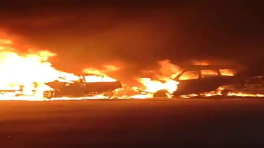 उत्तर प्रदेश के ग्रेटर नोएडा में यमुना एक्सप्रेसवे पर एक सड़क हादसा हो गया।