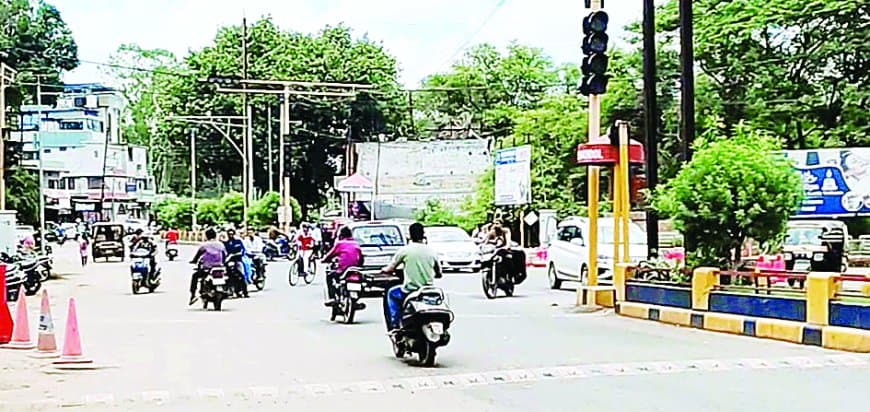 रीवा में ट्रैफिक सिग्नल बना मज़ाक, 80 फीसदी वाहन चालक नियम तोड़ने को बेपरवाह: ऑनलाइन चालानी व्यवस्था ठप, हादसों का खतरा बरकरार