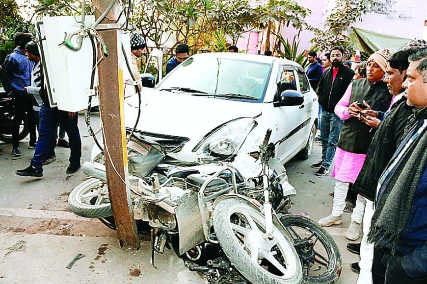 रीवा के बीच बाजार में बेलगाम दौड़ी कार, एक कार और तीन बाइकों को रौंदा: CCTV में कैद हादसा, बाइक सवार गंभीर घायल