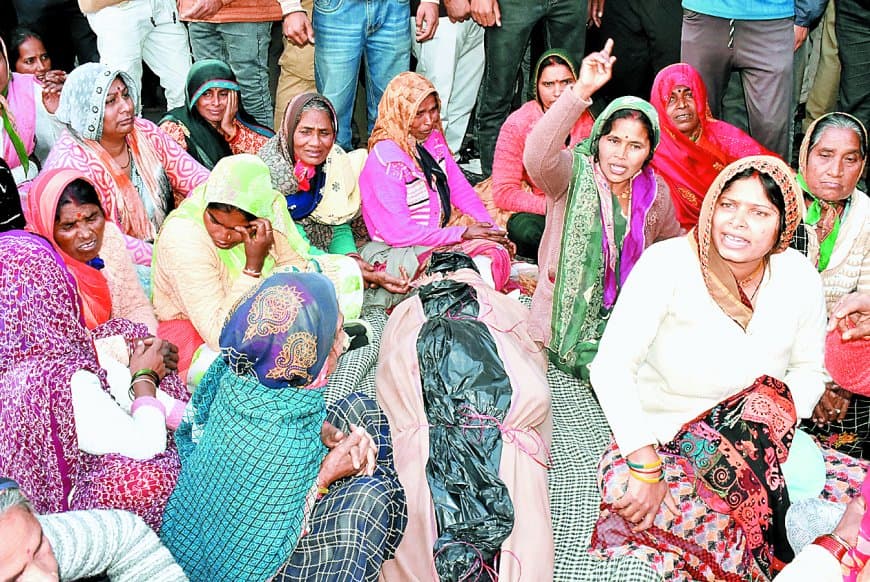 हाइलाइट्स:  अटरा गांव में एक ही समाज के दो पक्षों के बीच हिंसक झड़प, इलाज के दौरान एक की मौत।  सरपंच पति समेत 11 लोगों पर हत्या और मारपीट के आरोप, 9 गिरफ्तार 2 फरार।  आरोपियों की गिरफ्तारी और सीएम को ज्ञापन देने की मांग पर नेशनल हाईवे जाम, प्रशासन से तीखी बहस।