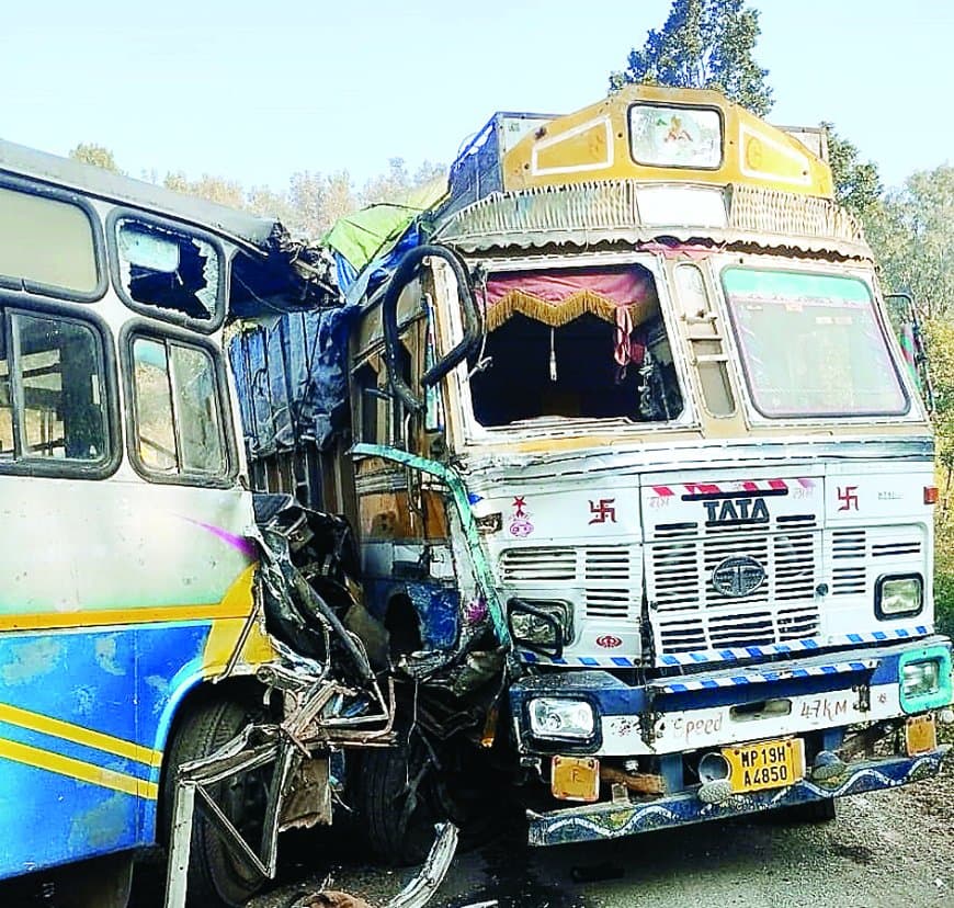 चितरंगी के बसनिया गांव के पास ट्रक-बस की जोरदार भिड़ंत, चालक समेत आधा दर्जन यात्री घायल, तेज रफ्तार बनी हादसे की वजह