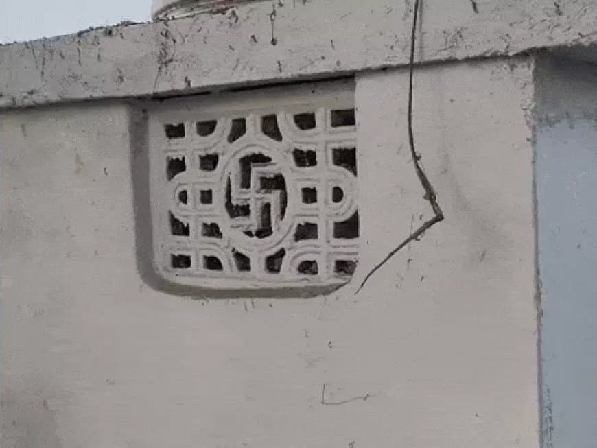 चर्च परिसर में शौचालय की खिड़की पर स्वास्तिक