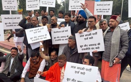 भाजपा विधायकों ने केजरीवाल के खिलाफ खोला मोर्चा... माफी की मांग