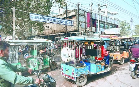 सतना रेलवे स्टेशन बना जाम का अड्डा, ऑटो चालकों की मनमानी से आवागमन ठप