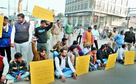 सिकमी सत्यापन अटका, किसानों का आक्रोश, सर्किट हाउस चौराहा जाम, प्रशासन बेबस बना रहा