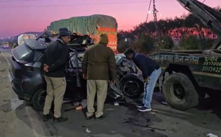 मध्यप्रदेश... ट्रक में घुसी कार... पूर्व मंत्री बाला बच्चन की बेटी की मौत