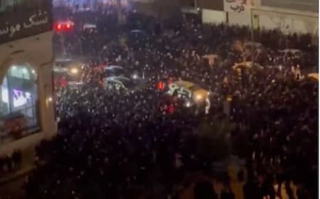 ईरान में हिंसा... खामेनेई ने 217 प्रदर्शनकारियों को गोलियों से भुनवाया