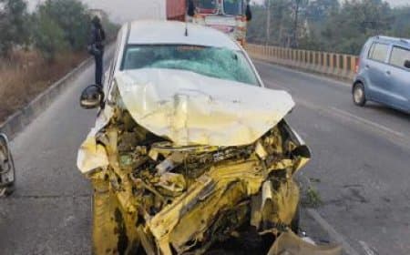 मध्यप्रदेश... इंदौर में डंपर से टकराई कार, सीट बेल्ट-एयरबैग से बची जान