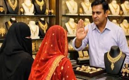 इंदौर सराफा  में नई गाइडलाइन: हिजाब, मास्क और हेलमेट पहनकर जेवर खरीदने पर रोक, पहचान दिखाना हुआ जरूरी