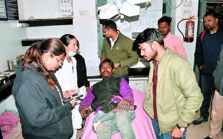 रीवा रोड पर दिनदहाड़े फायरिंग, ऑटो चालक घायल, मोबाइल फोन ने बचाई जान