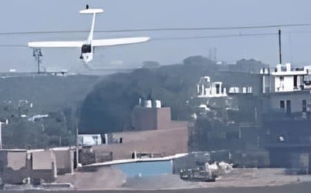 प्रयागराज विमान हादसा: तालाब में गिरा माइक्रोलाइट एयरक्राफ्ट, पायलट सुरक्षित