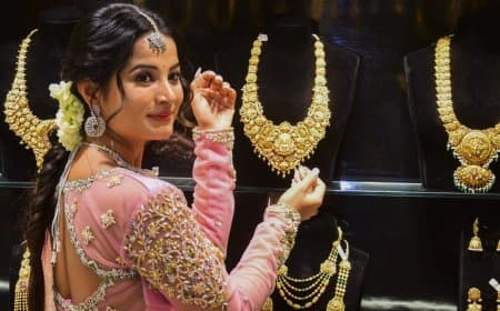 तूफानी कीमतों में लगा ब्रेक: चांदी 20000 सस्ती, सोना 4000 रुपए टूटा