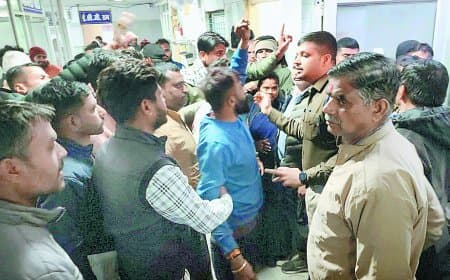 संजय गांधी अस्पताल में हंगामा, सड़क हादसे में घायल युवक की मौत पर परिजनों का आरोप