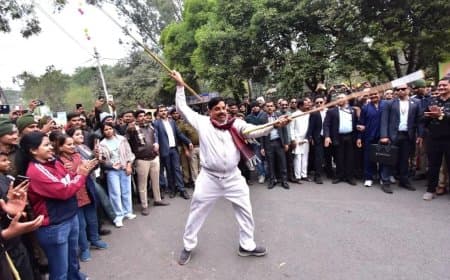 उज्जैन: राहगीरी आनंदोत्सव में सीएम ने लाठियां घुमाकर दिखाई कलाबाजी