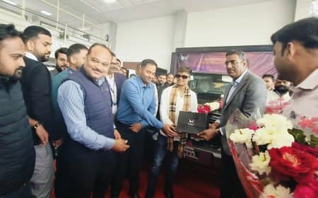 विश्व कप विजेता क्रांति गौड़ ने परिवार को भेंट की महिंद्रा थार रॉक्स