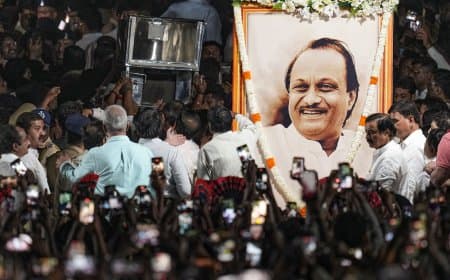 अजित पवार को समर्थक दे रहे श्रद्धांजलि... थोड़ी देर में होगा अंतिम संस्कार