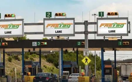 गाड़ी घर पर और कट गया टोल... एनएचआई ने लौटाए 17.6 लाख