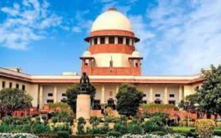 सुप्रीम कोर्ट का बड़ा फैसला: हर स्कूल में मुफ्त सैनेटरी पैड बांटना अनिवार्य, अलग टॉयलेट न होने पर रद्द होगी मान्यता