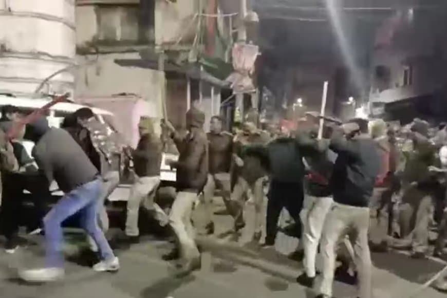 मध्यप्रदेश... जबलपुर में दो पक्षों में बवाल... पुलिस ने भांजी लाठी