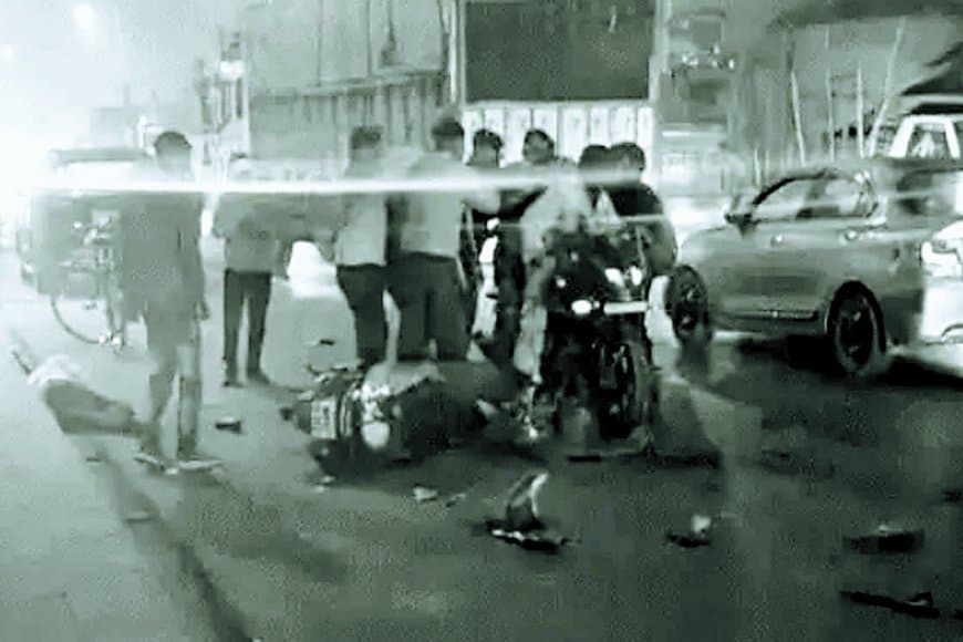 अज्ञात वाहन का कहर, रेलवे ओवरब्रिज पर कई बाइक सवार गंभीर घायल