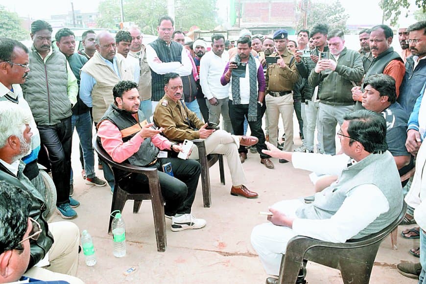 शासकीय जमीन पर अवैध कब्जा बेनकाब, किराए से चल रही गुमटी हटाई गई: नजीराबाद में तीन घंटे चली कार्रवाई, पार्षद का विरोध और हाईकोर्ट तक पहुंचा विवाद