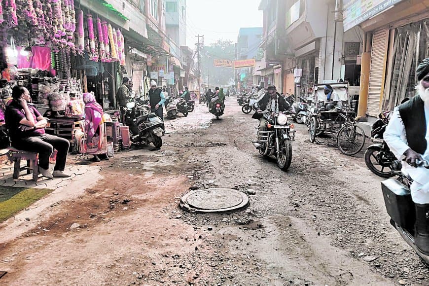 सीवरेज एजेंसी की लापरवाही से शहडोल की सड़कों पर संकट और व्यापार ठप