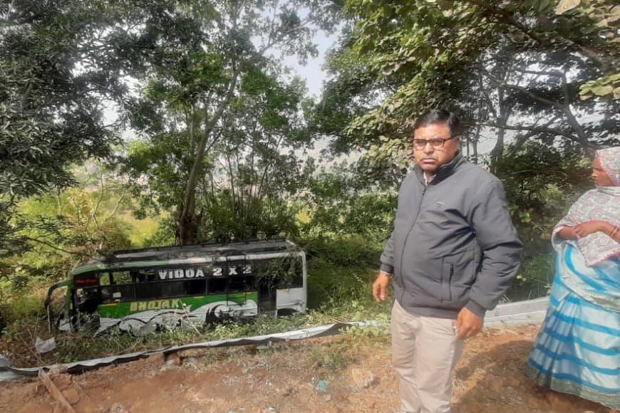 मध्यप्रदेश... डिंडोरी में जबलपुर जा रही बस रेलिंग तोड़कर खाई में गिरी 